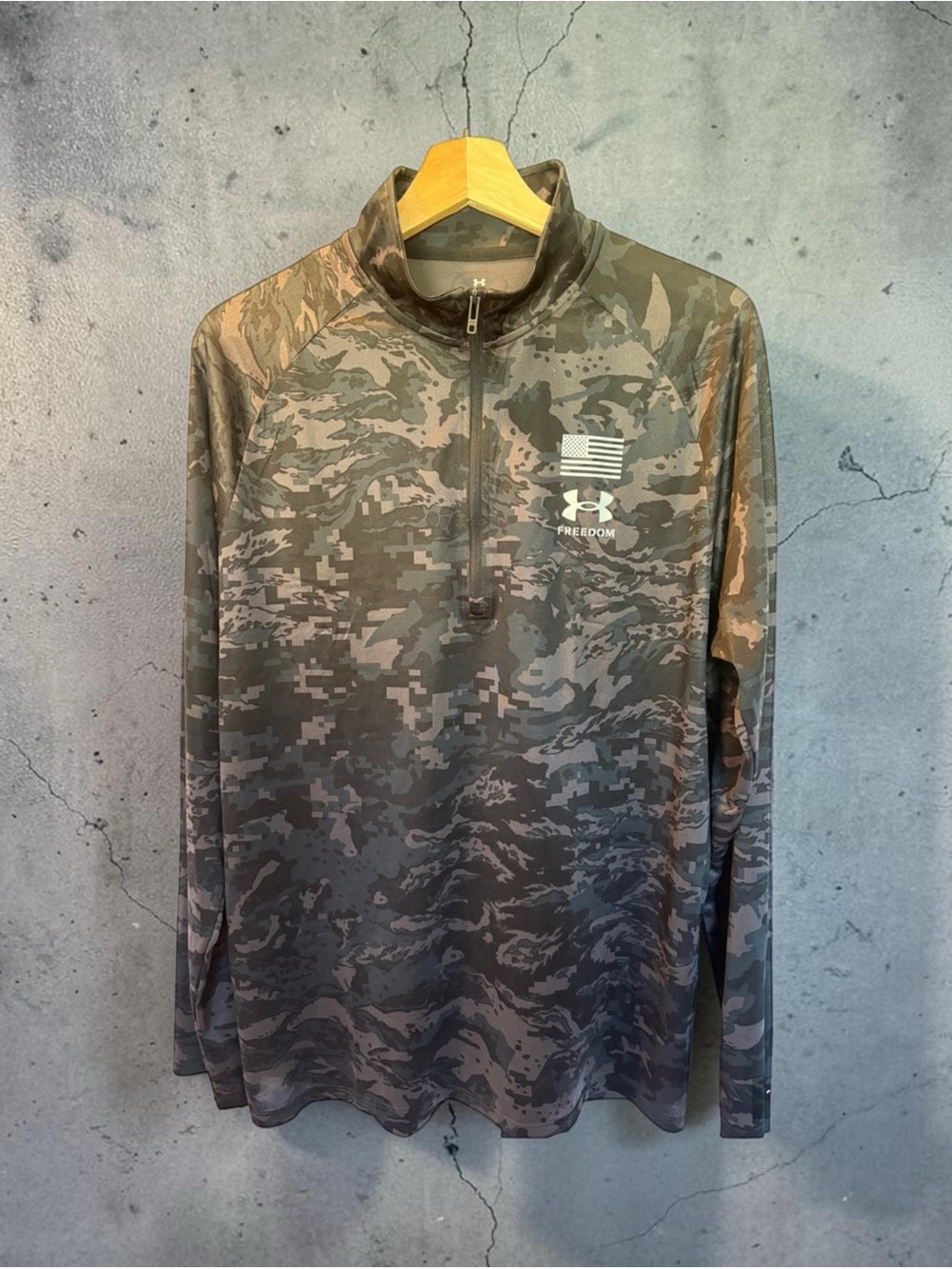 Men’s Under Armour Gray Digital Camo Quarter-Zip Pullover
Size: L